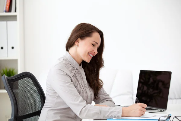 Writting woman with laptop — Stock Photo, Image