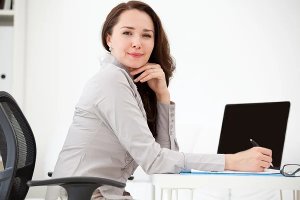 Kobieta pisze z laptopa — Zdjęcie stockowe