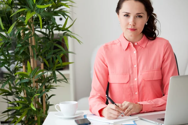 Femme travaillant sur son bureau — Photo