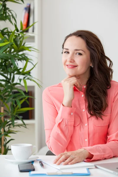 Vrouw die werkt op haar Bureau — Stockfoto