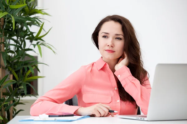 Mujer trabajando en su escritorio — Foto de Stock