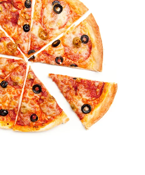 Pizza mit dem aufgeschnittenen Stück — Stockfoto