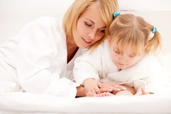 Mother playing with daughter — Stock Photo, Image