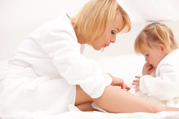 Mother and daughter on — Stock Photo, Image