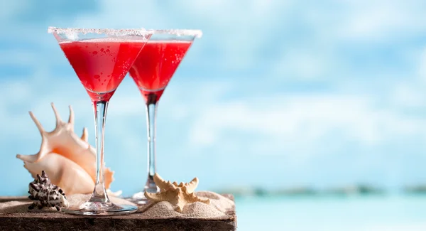 Bebida roja en la playa — Foto de Stock