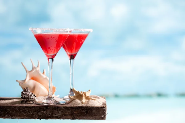 Red drink on beach — Stock Photo, Image