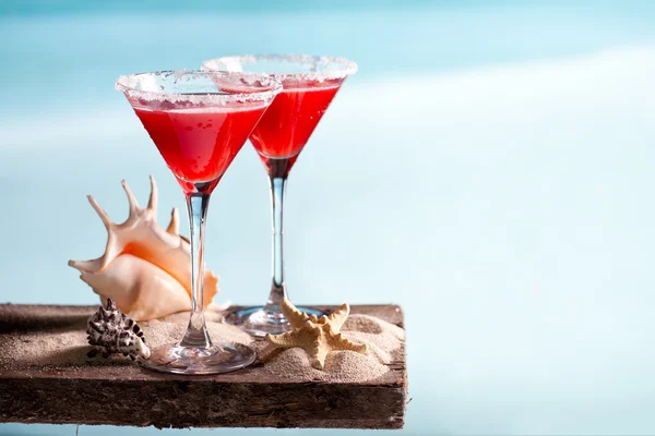 Red drink on beach — Stock Photo, Image