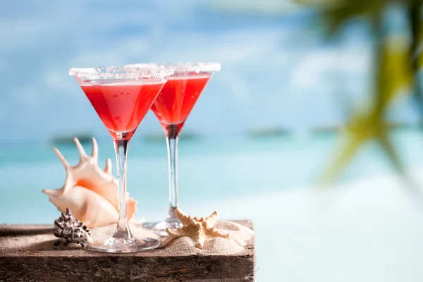 Red drink on beach — Stock Photo, Image