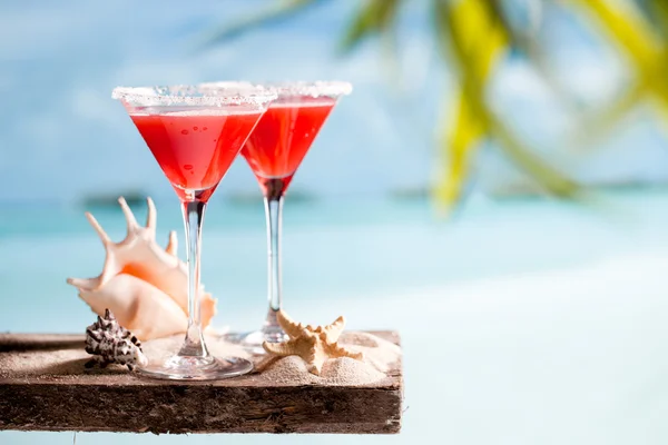 Červený nápoj na pláži — Stock fotografie