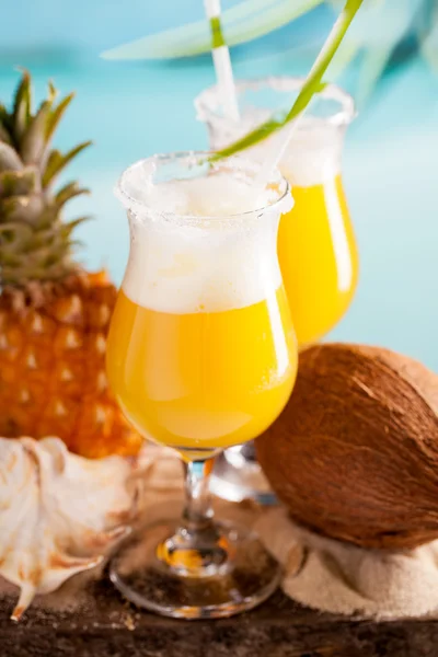 Cocktail di ananas, rum, liquore — Foto Stock