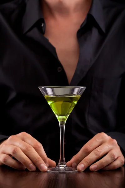 Bartender pours drink — Stock Photo, Image