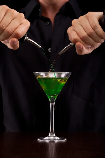 Bartender pours drink — Stock Photo, Image