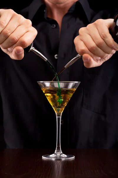 Barman giet drankje — Stockfoto