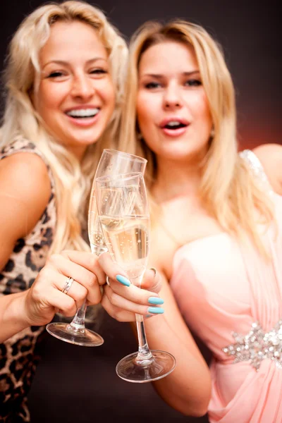 Iki kadın şampanya içmek — Stok fotoğraf