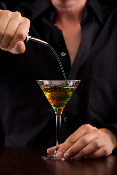 Barman nalewa napój — Zdjęcie stockowe
