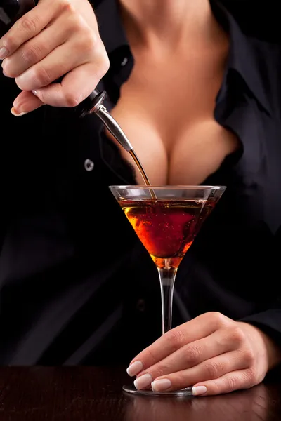 Barmaid mixing drink — Stockfoto