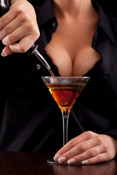 Barmaid mixing drink — Stockfoto