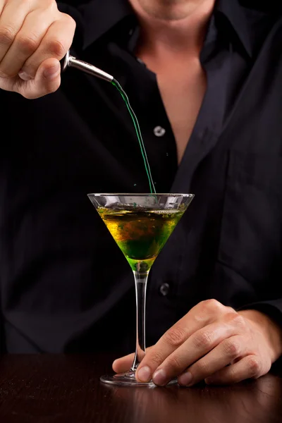 Bartender pours drink — Stock Photo, Image