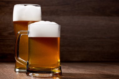 iki bardak bira ahşap tablo