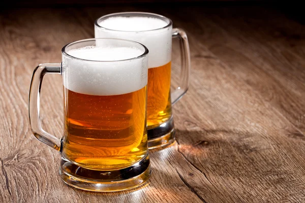 Duas cervejas de vidro na mesa de madeira — Fotografia de Stock