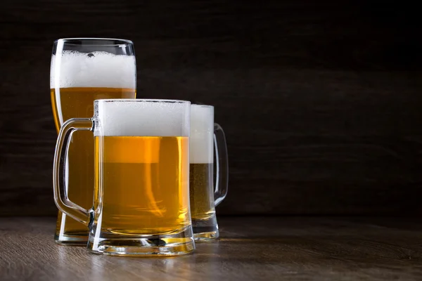 Zwei Glas Bier auf Holztisch — Stockfoto
