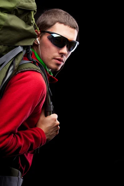 Junger Mann mit Rucksack zu Fuß — Stockfoto