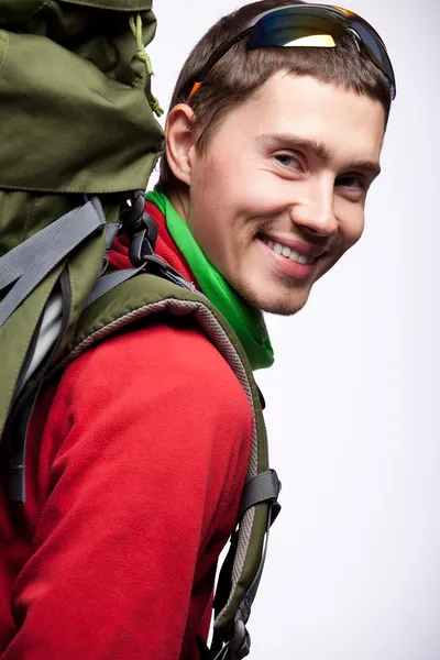 Ganzkörperporträt eines Wanderers mit Rucksack, der isoliert posiert — Stockfoto