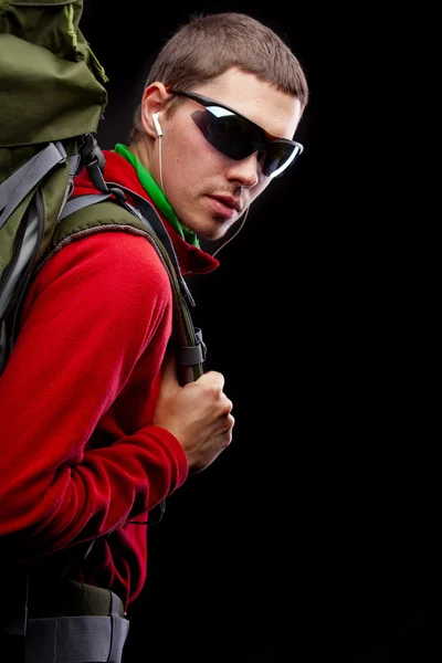 Junger Mann mit Rucksack zu Fuß — Stockfoto