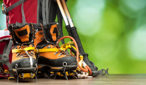 Rugzak en schoenen backpackers — Stockfoto