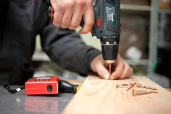 Mann mit Schraubenzieher. Fokussiert auf Schraube vorne — Stockfoto