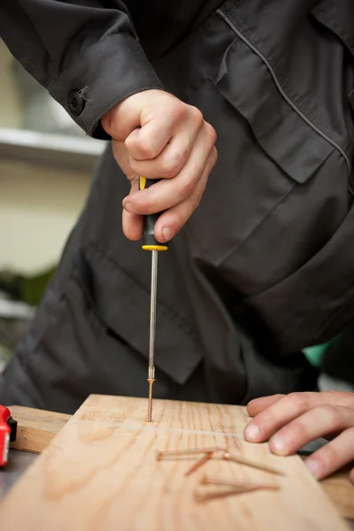 Mann mit Schraubenzieher — Stockfoto