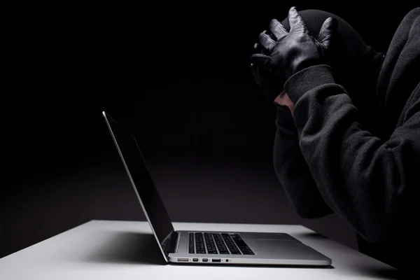 Hacker di computer in un passamontagna — Foto Stock