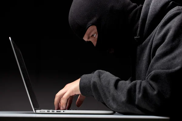 Hacker di computer in un passamontagna — Foto Stock