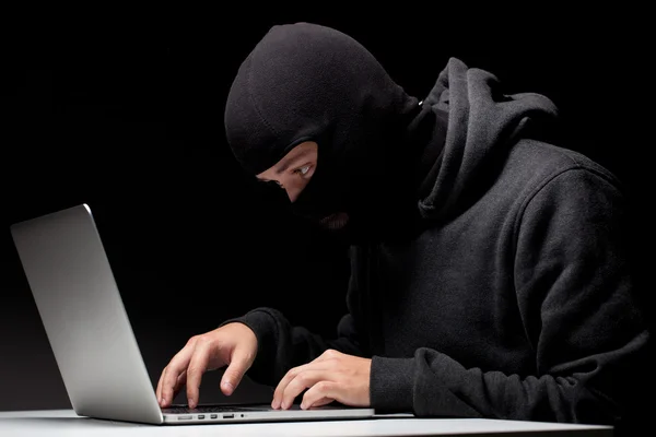Компьютерный хакер в балаклаве — стоковое фото
