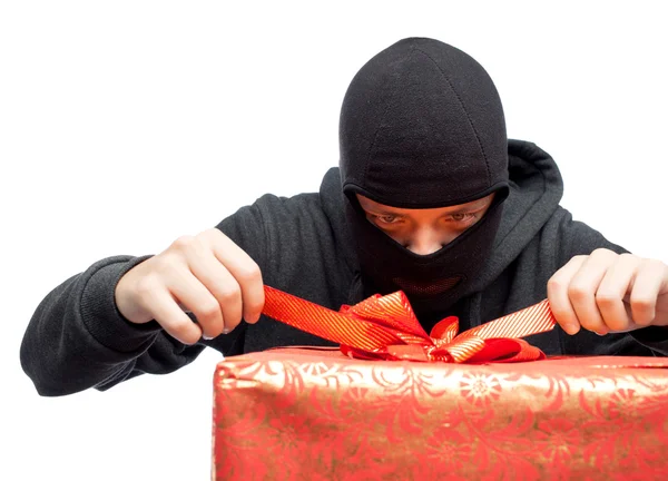 Bandido segurando um presente de Natal embrulhado — Fotografia de Stock