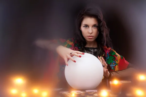 Sorcière avec boule de cristal magique — Photo