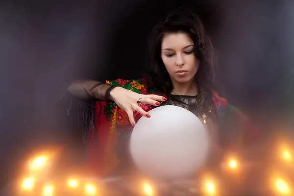 Bruja con bola de cristal mágico — Foto de Stock
