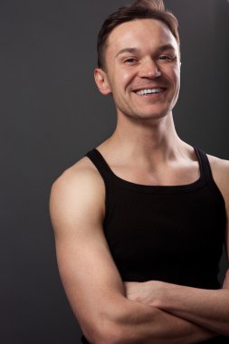 silah geçiş ile genç adam