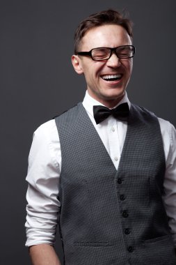 gri duvara kalan yakışıklı genç