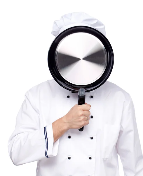 Chef con una padella in faccia su sfondo bianco — Foto Stock