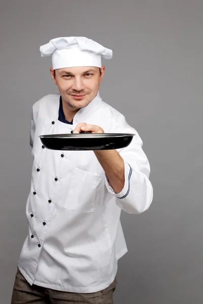 Chef segurando frigideira — Fotografia de Stock