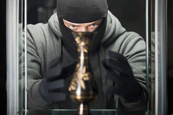 Ladrão vestindo máscara preta — Fotografia de Stock