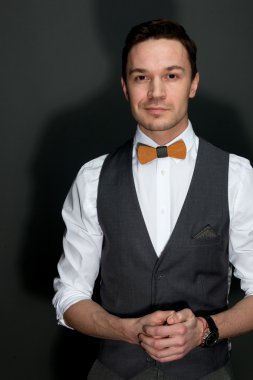 papyon ile takım elbiseli adam