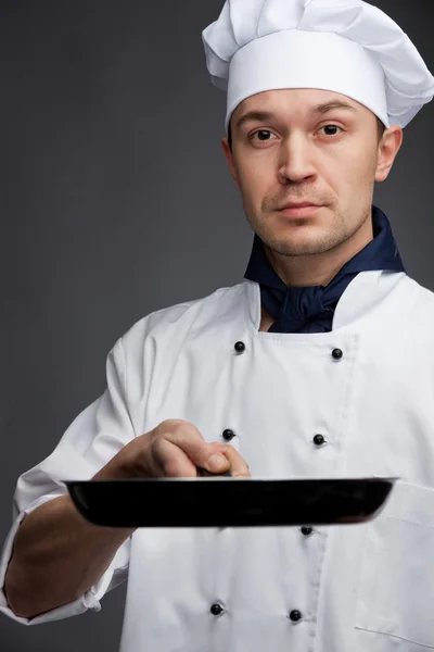 Koch hält Pfanne — Stockfoto