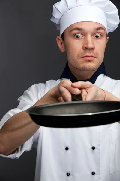 Mutmaßlicher Koch hält Pfanne — Stockfoto