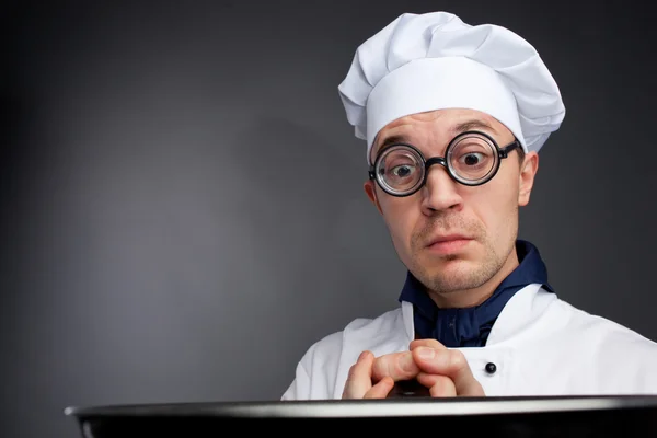 Молодой повар в смешных очках — стоковое фото