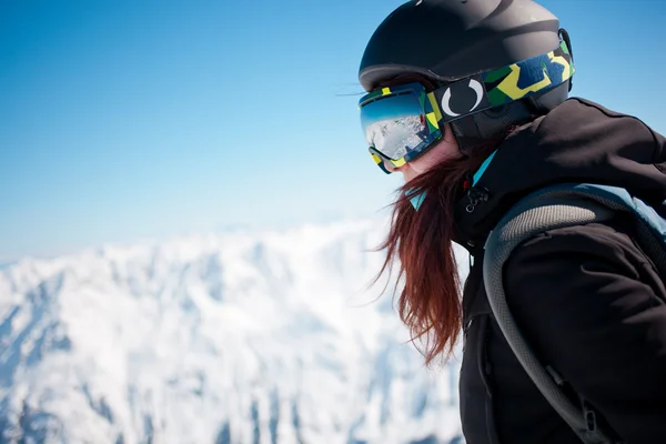 Femme au sommet dans les Alpes — Photo