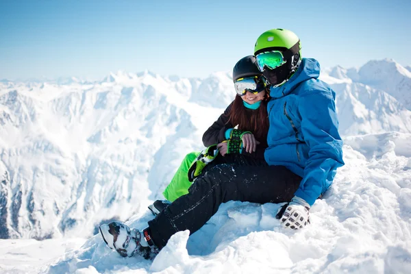 Jovem casal feliz em montanhas nevadas . — Fotografia de Stock