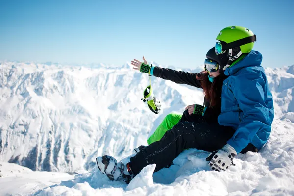 Young happy couple in snowy mountains. — Stock Photo, Image