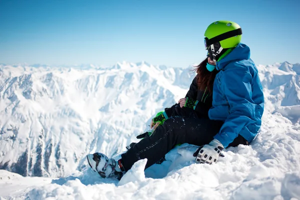 Junges glückliches Paar in verschneiten Bergen. — Stockfoto